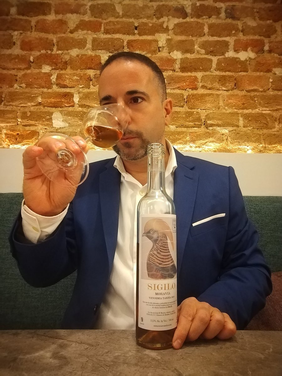 El Sigilo Late Harvest 2018 (Toledo) grape Moravia.
A wine where sweetness and acidity balance incredibly sweet sensations on the palate, highlighting aromas of candied stone fruit and sweet citrus on the nose and palate, with a long and surprising finish.
#recuerowines #moravia