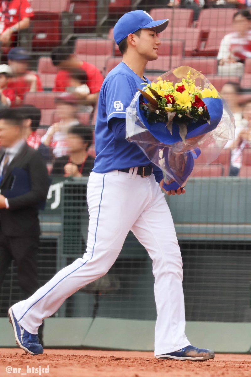 花束のビニールにちょっと苦戦してたけど、最後はルンルンでベンチに戻る石伊くん💐

2025.09.13