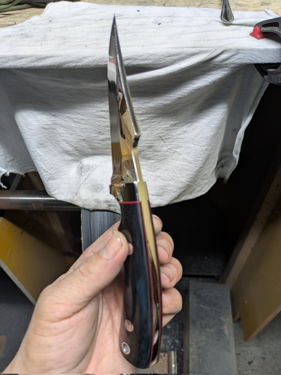 自分のモデルで1番マイナーチェンジが多いやつ、エトピリカ。

最初は青紙黒打ちで真鍮ヒルトに花梨。
次にVG10黒染めでステンレスヒルトに花梨。
今回VG10磨きでステンレスヒルトに黒G10+赤スペーサー。

G10付けたらお尻が重くなってしまったので次に作る時はテーパードタングにすると思う。