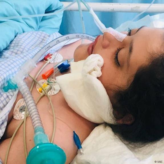 Mousavi1355's tweet image. از گریه‌های مستی‌ام در شب‌نشینی‌ها
از کشتن صدباره‌ی «مهسا امینی‌»ها
از خط‌کش ناظم برای لاک هر ناخن
از شعر خواندن در میان زنگ‌ دینی‌ها!
از خودکشی کارگرهایی که بیکارند!
افتادن بازارها در دست چینی‌ها
مسئول قسمت کردن باتوم یا ساندیس
از کشتن رؤیای ما کارآفرینی‌ها!!
تیری به قلب نوجوان…