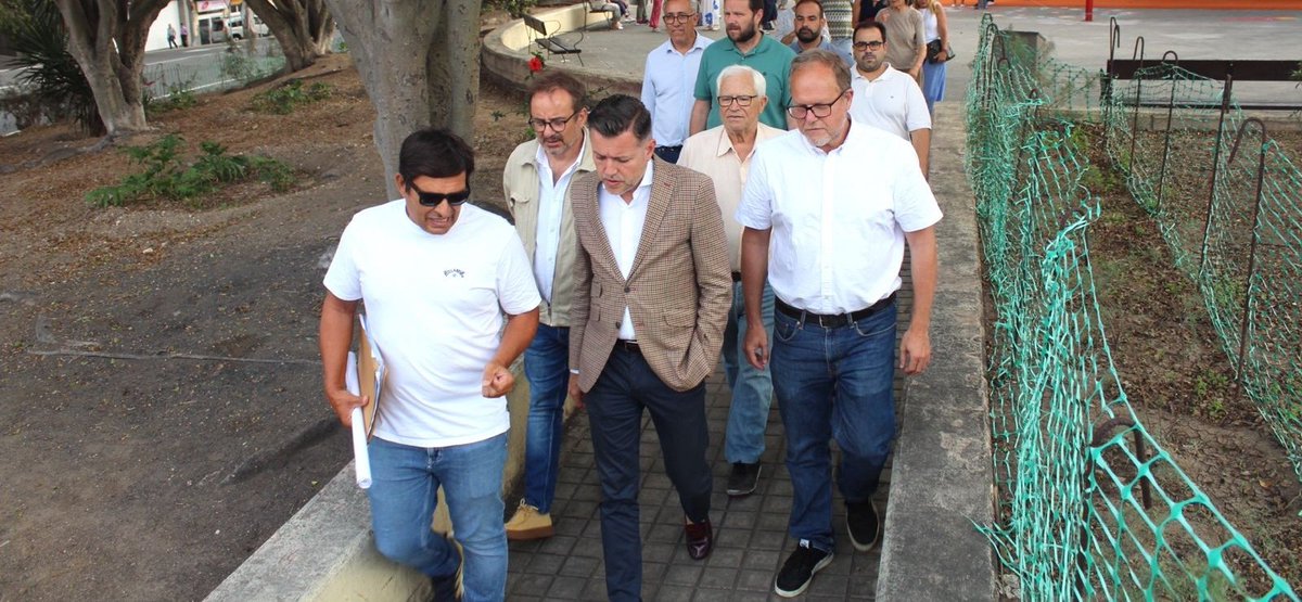 Resumen de la semana: concejal le pide a consejero que vaya a un barrio a criticar juntos al grupo de gobierno del que forma parte el primero. Ambos se hacen acompañar de otro consejero de cabildo y un enchufado del ayuntamiento. Antonio Morales se está riendo de <a href="/CarolinaDarias/">Carolina Darias</a>.