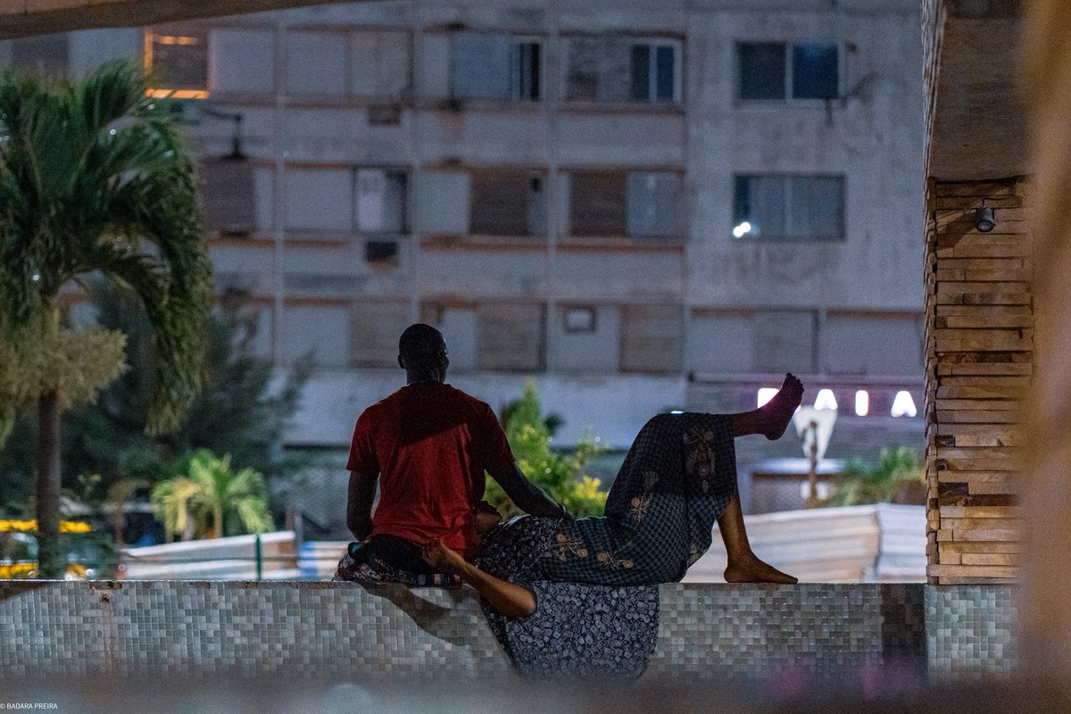 Dakar, capitale du love. Même les ronds-points deviennent des canapés.

📸 Badara Preira