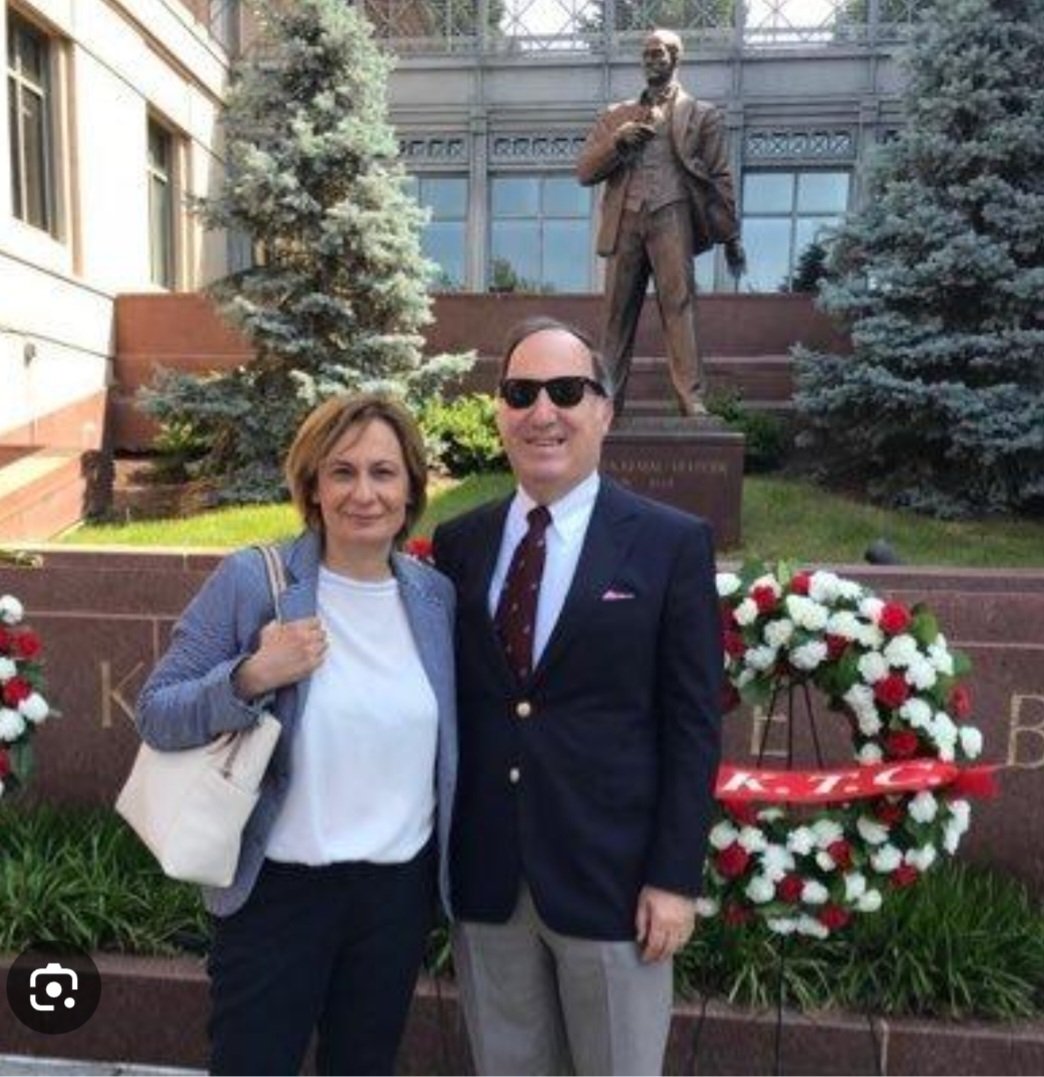 Tabiki Kemalist
Tabiiki Darbeci
"Köpekçi Paşa" lakaplı Deniz Tümamiral Cem Gürdeniz 
Emrindeki askere ayakkabı sildirip, köpeğine nöbet tutturan bir adamdı. Balyoz Davası'ndan Hasdal Cezaevine giren darbeci tümgeneral beş yıldızlı, LCD tv'li, buzdolaplı, cep telefonlu süper lüks