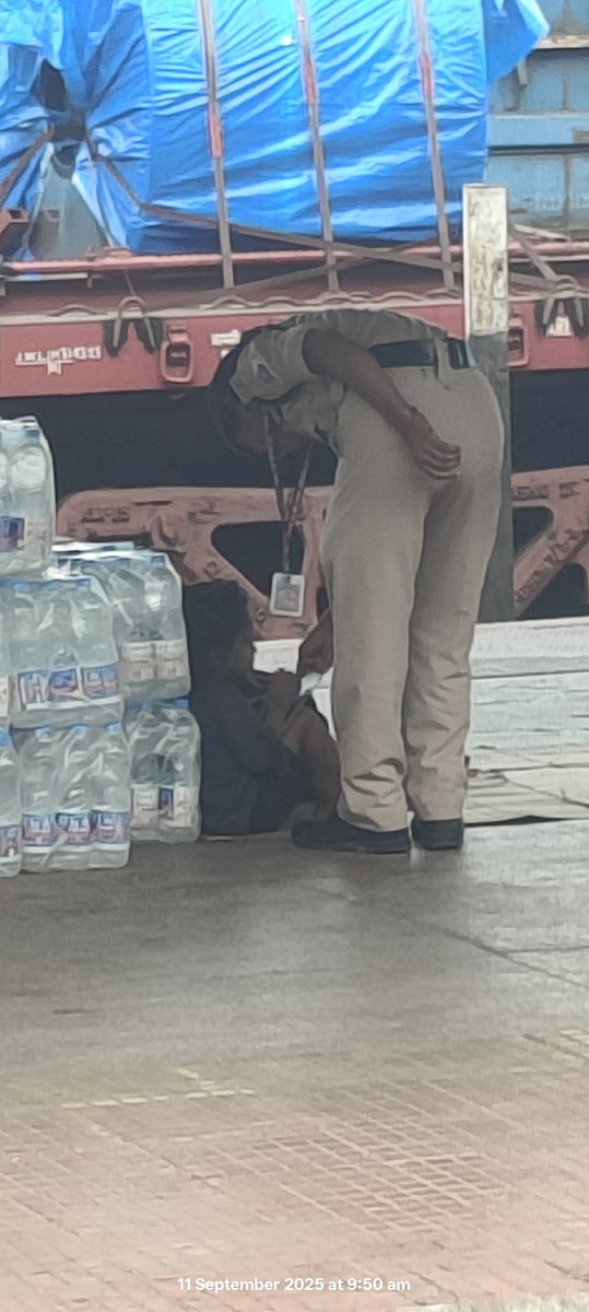 rakesh_bhootda's tweet photo. Heart warming to see a homeless girl trying to learn on a slate n being helped by a lady police personnel at Gaya railway station. It रिमांडस- करना चाहो तो भी हजार रास्ते और न करना चाहो तो भी हजार बहाने... https://t.co/3hViF98RG3