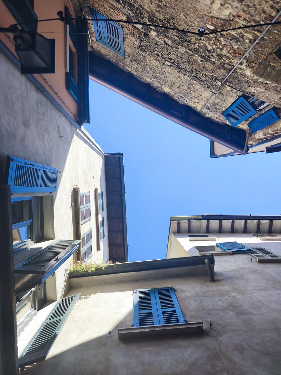 Las persianas azules miran con ojos de madera cansada mientras el cielo se abre como un secreto imposible de ocultar
#EnamoradaDelCieloSinImportarElClima