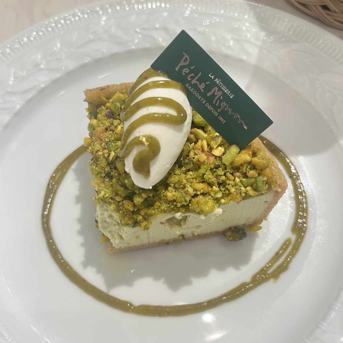 namae_nandaro7's tweet photo. 📍Peche Mignon 🍰🫖
海外の方が沢山訪れていました。
・ピスターシュチーズタルト
・ホットカフェモカ
ドリンクにチョコレートシロップが入っているのでケーキと一緒にいただくと今流行りのドバイチョコみたい🩷
店内は5席ほど。テラ��席あり。
#カフェ #cafe #東京 #Tokyo
#PecheMignon https://t.co/w3aoqLoj84