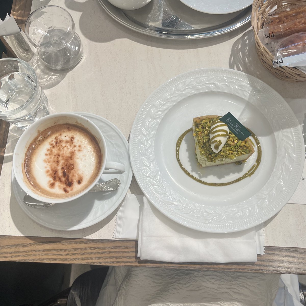 namae_nandaro7's tweet photo. 📍Peche Mignon 🍰🫖
海外の方が沢山訪れていました。
・ピスターシュチーズタルト
・ホットカフェモカ
ドリンクにチョコレートシロップが入っているのでケーキと一緒にいただくと今流行りのドバイチョコみたい🩷
店内は5席ほど。テラ��席あり。
#カフェ #cafe #東京 #Tokyo
#PecheMignon https://t.co/w3aoqLoj84