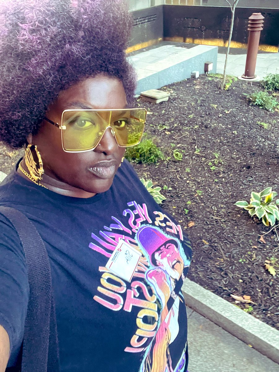 AlltheFlyThings's tweet image. Day 1 at the @litcleveland #Inkubator was amazing! I took 3 poetry workshops that opened my brain &amp;amp; got a chance to share all 3 pieces. 

Inspiration came from using the body, an Eartha Kitt interview, a song by SZA &amp;amp; writing with sound. 

And connected with some cool writers too