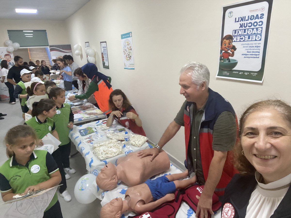 MineOmeroglu's tweet photo. 13Eylül Dünya İlk Yardım Günü
“İlk Yardım ve İklim Değişikliği “temasıyla 
“Değişen Bir İklimde Hayat Kurtarmak “ sloganımızla sağlığın ,barışın ,huzurun ,mutluluğun olduğu bir dünya da sağlıklı günler dileyerek bir çok etkinlikle  Dünya İlk Yardım Günümüzü kutluyoruz. https://t.co/1uLgtDJOye