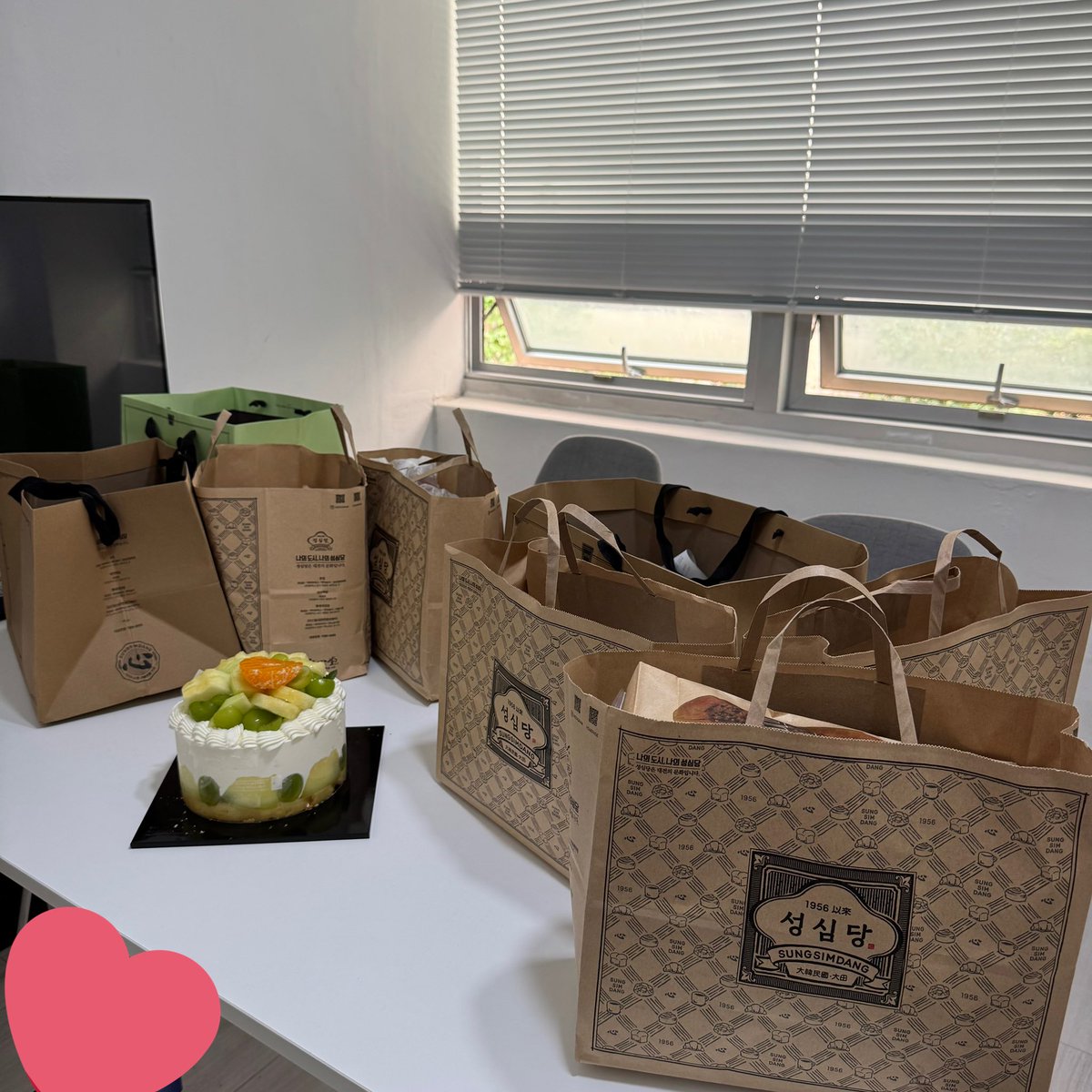 국안러들 대전에 와서
빵을 야무지게 털었다 
즐거운 탄수화물 파티 
🥖🍞🥪🥯🥐🥨🧁🎂🍩🍰