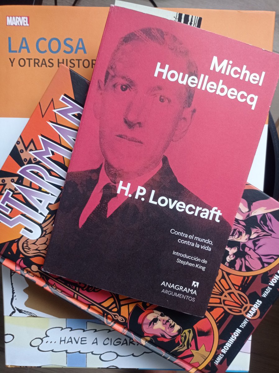 Amigos Lovecranianos! 🐙🦑
Vengo a deciros que he disfrutado un montón con este ensayo sobre la vida y obra de Lovecraft escrito por Michel Houellebecq, ameno, inteligente, directo y con muchas reflexiones de alguien que se nota que ha estudiado muy bien al de Providence.