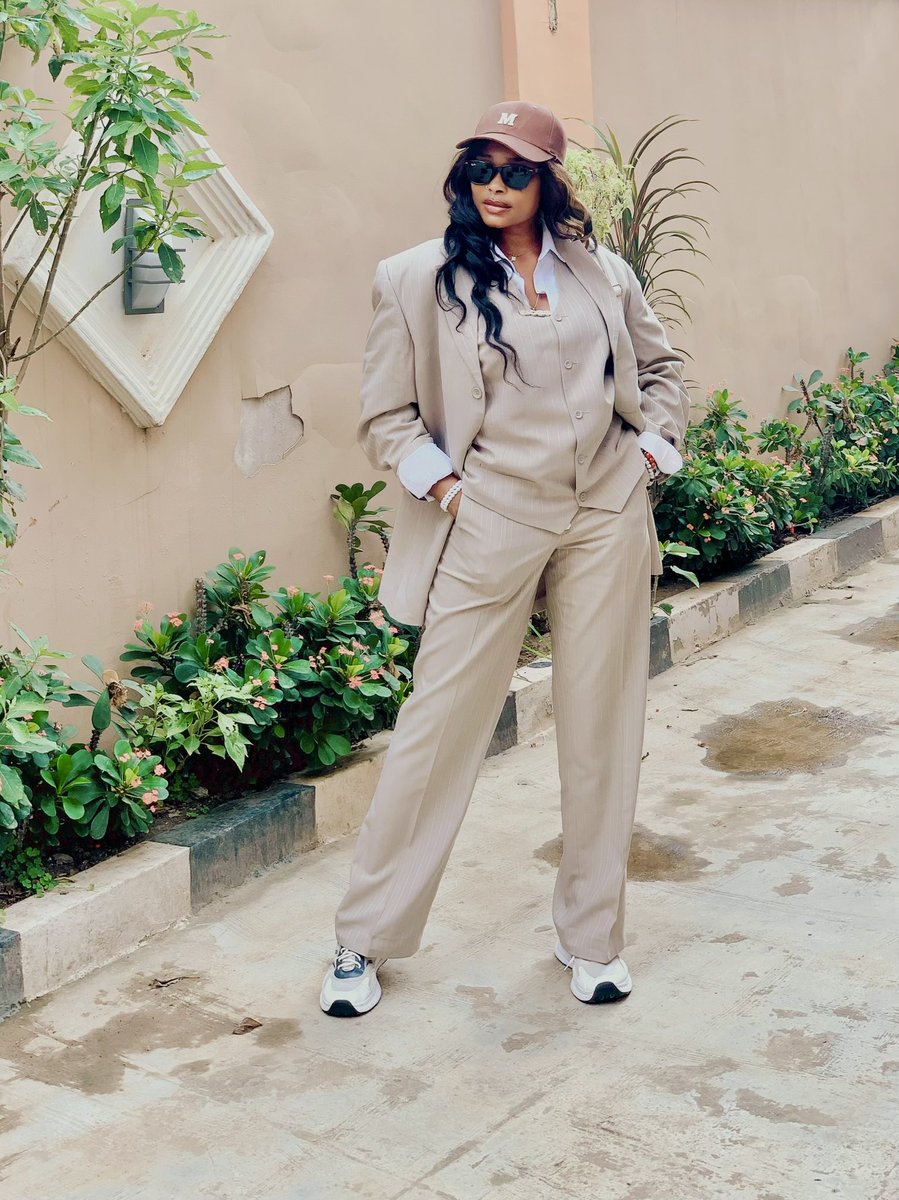 Shes_Deboss's tweet image. A WOMAN WHO KNOWS WHAT SHE BRINGS TO THE TABLE ISNT AFRAID TO EAT ALONE
#BOSSQUEST