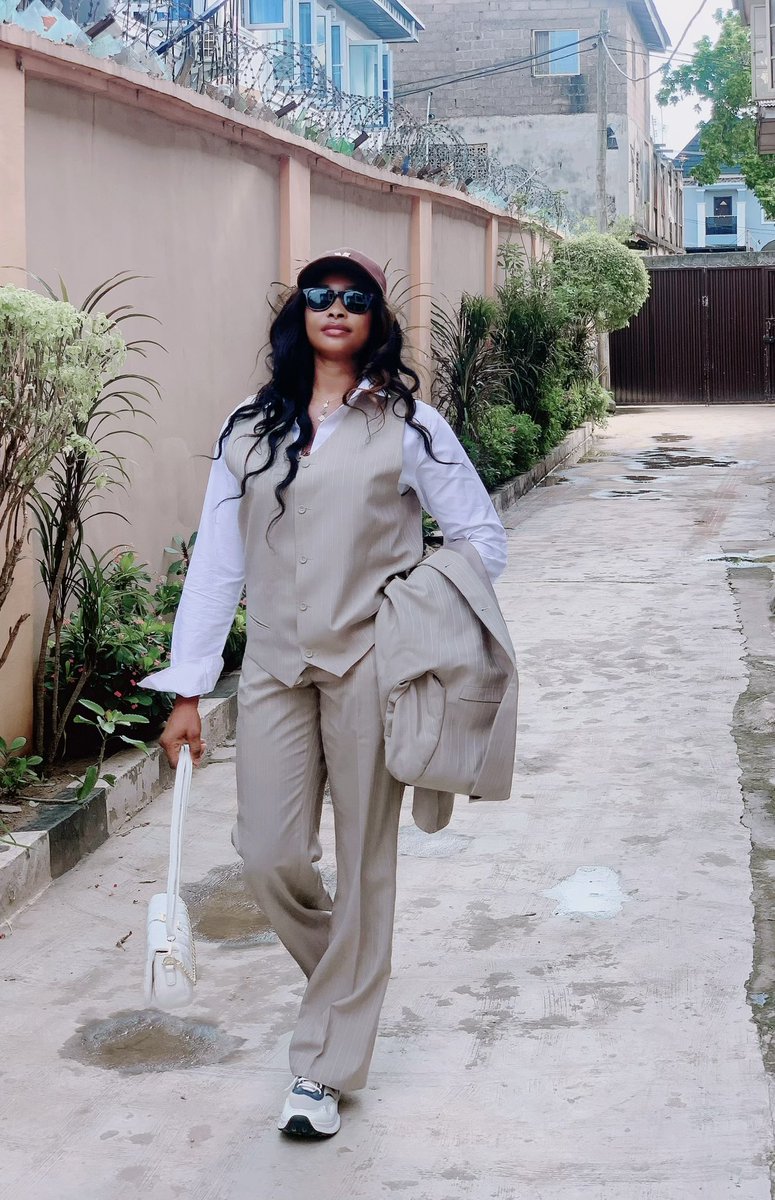 Shes_Deboss's tweet image. A WOMAN WHO KNOWS WHAT SHE BRINGS TO THE TABLE ISNT AFRAID TO EAT ALONE
#BOSSQUEST