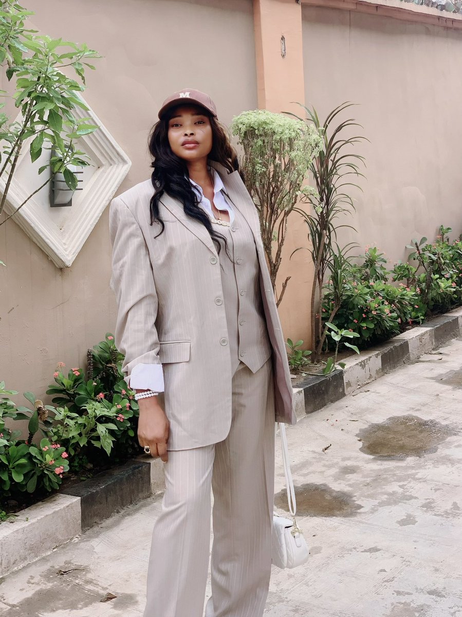 Shes_Deboss's tweet image. A WOMAN WHO KNOWS WHAT SHE BRINGS TO THE TABLE ISNT AFRAID TO EAT ALONE
#BOSSQUEST