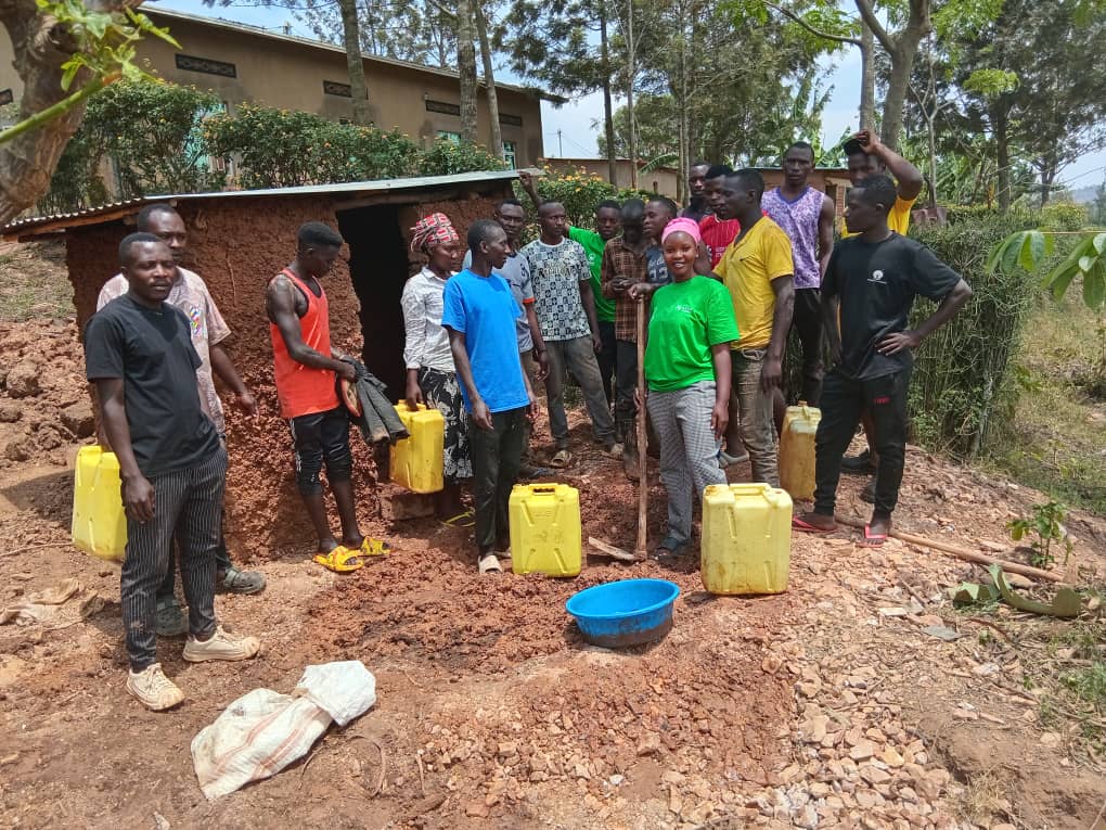 Mugirangabo3's tweet photo. None mu Murenge wa Murama mu karere ka Kayonza urubyiruko rwaramukiye mu muganda wihariye w'urubyiruko igihembwe cya mbere(Q1) ,Hashombwe amatafari yo kubakira utishoboye,Kubaka ubwiherero. https://t.co/IrTgYxf8Y3