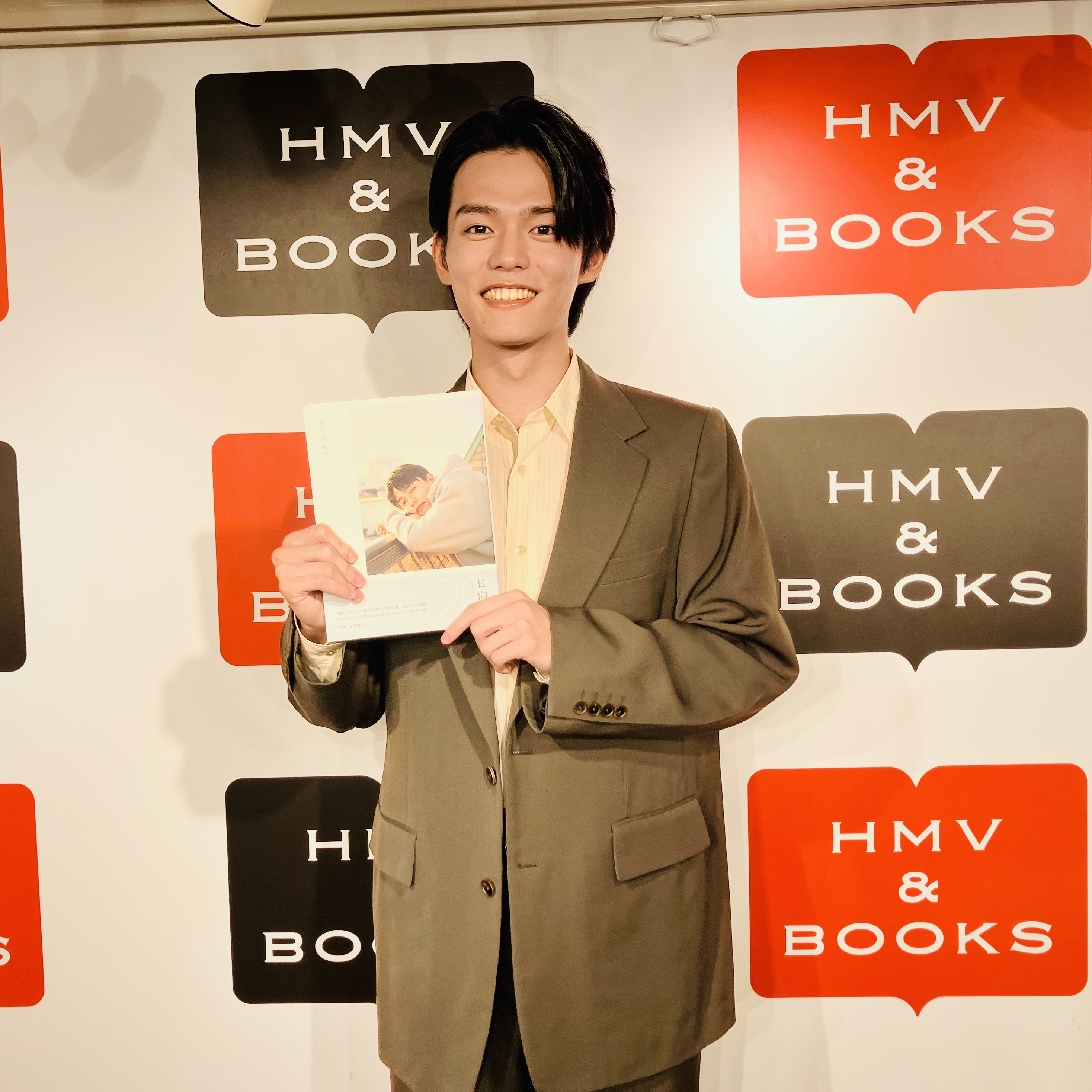KaoUp up poompat 直筆サイン入りフォトアルバム ピックチャーム 3部 オンライン団体サイン会 抽選権付き】AxMxP 1st Album
