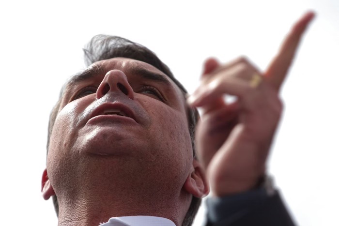 “[Luiz Fux] foi o único que se comportou como um juiz e não se rebaixou ao nível dos que se deleitavam com a covardia, em que quatro se juntaram para bater em um. Como hienas, atacando um leão ferido, caído no chão.” (Flávio Bolsonaro, aprendiz do pai e do irmão Dudu Tarifaço)