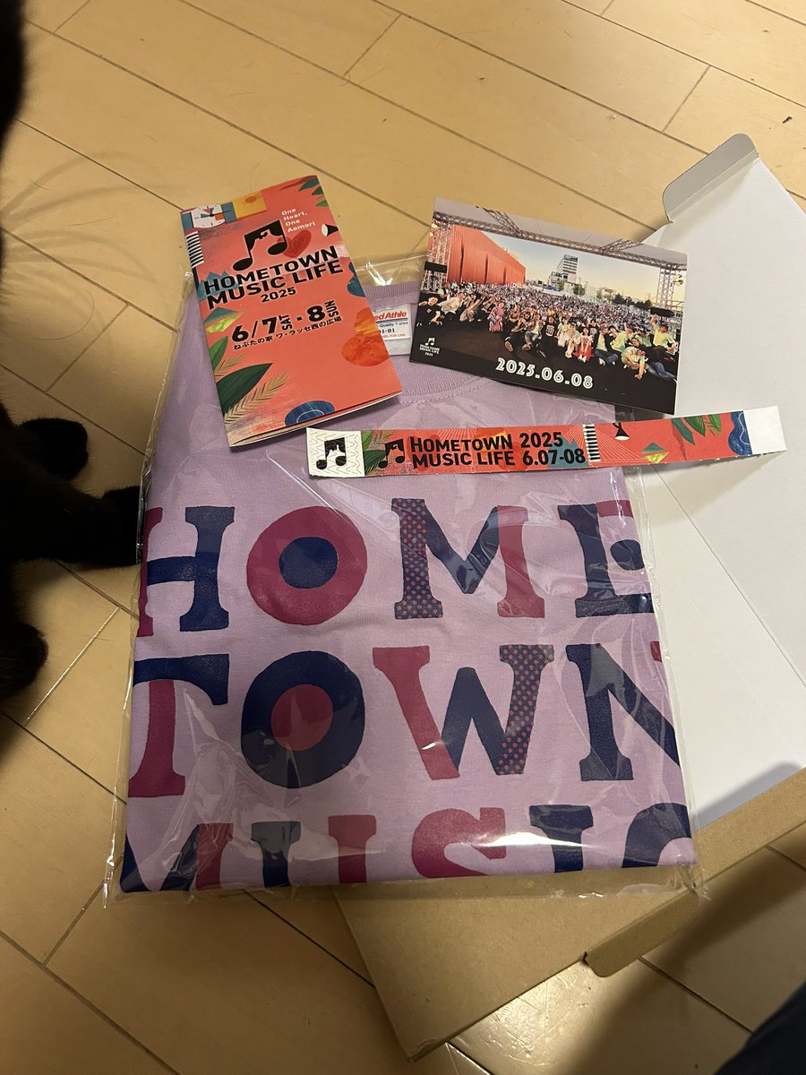 reomio_papa's tweet photo. 仕事終わって帰ってポスト開けたら📮
届きました♪
発送作業お疲れ様でした🥰
写真、パンフレットなど入っていて嬉しかったです❤️
黒猫🐈⬛ごまも見に来ましたよ🤭
明日の桃屋敷そうすけに着て行きます。
初めての色パープル💜
似合うかな〜🤣
#HTML2025 https://t.co/v9HYslNcL2