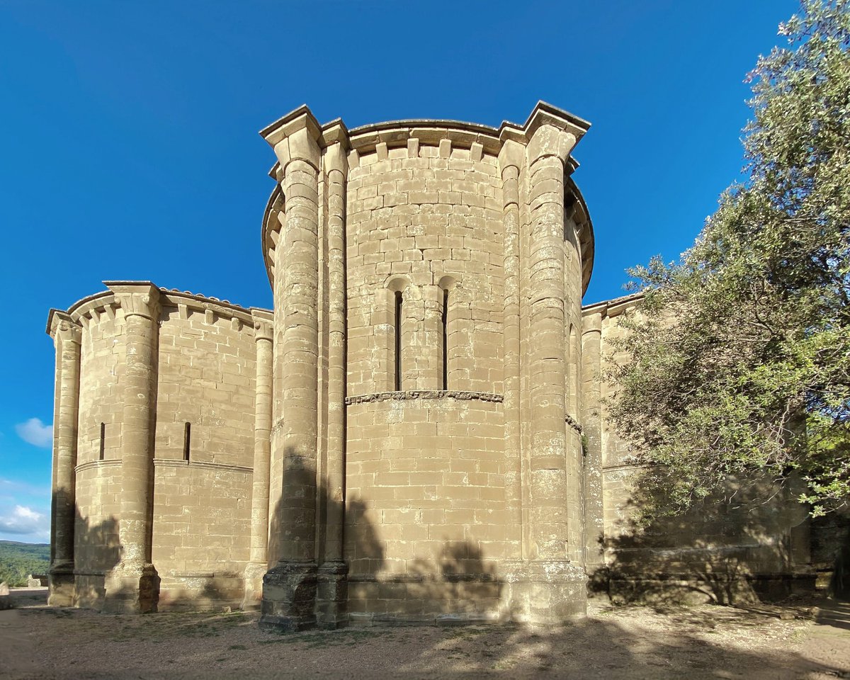 La monumental cabecera triabsidial de la iglesia de Santiago de Agüero (Huesca), una obra que, de no haber quedado inacabada, estaríamos hablando de uno de los proyectos más ambiciosos del románico altoaragonés #FelizSabado