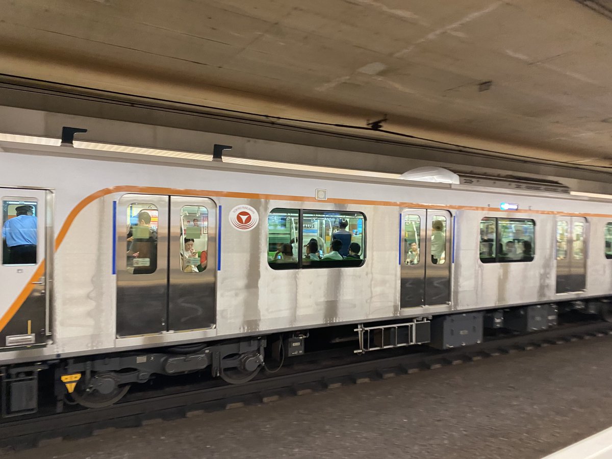 MITAPHOTO_6300's tweet photo. いくらホームドアエラー対策とはいえせっかく綺麗な車体なのに勿体無いよね https://t.co/FMYsOdsGUQ