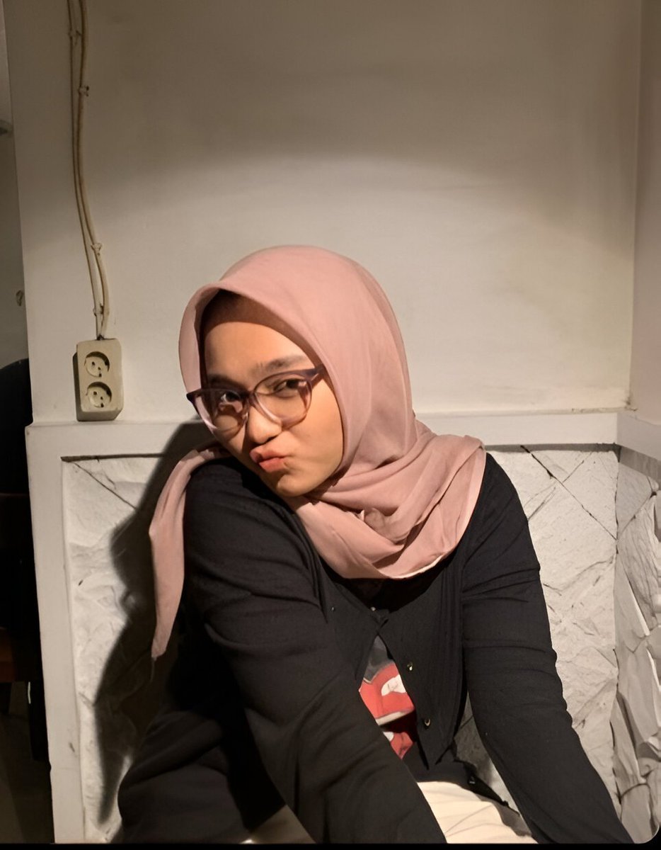 Shafira2001's tweet photo. Nggak ada gitu om-om yang mau ngasih uang jajan, aku mau loh diapain aja https://t.co/MbJ6uo2bkP