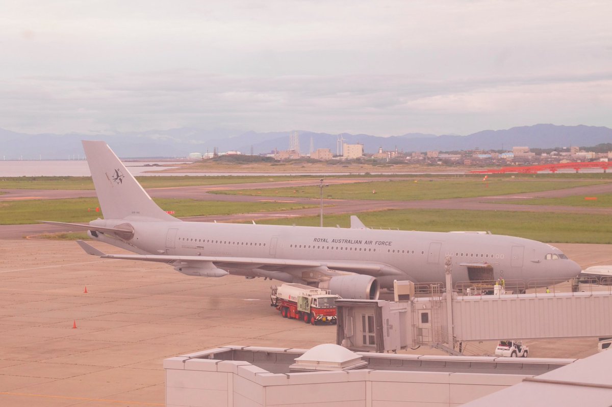 ASTER602's tweet photo. 新潟西港で、巡視船はくさんのお出迎えしてたら、あそ型巡視船(巡あそ・はくさん)の2隻並びを捕獲してたら、オーストリア空軍のKC-30(A39-006)が降りてきたので、証拠程度に捕獲してきた #巡視船 #あそ型 #あそ型巡視船 #巡視船あそ #巡視船はくさん #オーストリア空軍 #KC30 #空中給油機 https://t.co/8ccnoli3lT