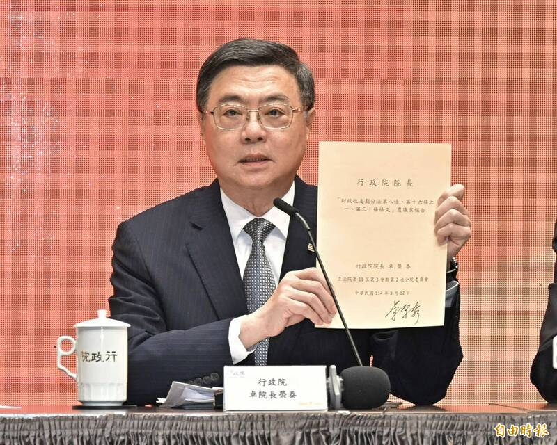 ltntw's tweet photo. 卓揆強調，政院當初提出覆議被立法院否決，所以行政院現在沒有任何立場就針對錯誤的部分做任何的動作，「立法院要對他自己造成的錯誤向國人負責，請立法院勇敢面對」。

【財劃法公式錯誤 卓榮泰：立法院要自己負責】
https://t.co/6gyT4eM40y

#財劃法 #行政院 #卓榮泰 #Taiwan #台湾 https://t.co/llFB1jweiZ