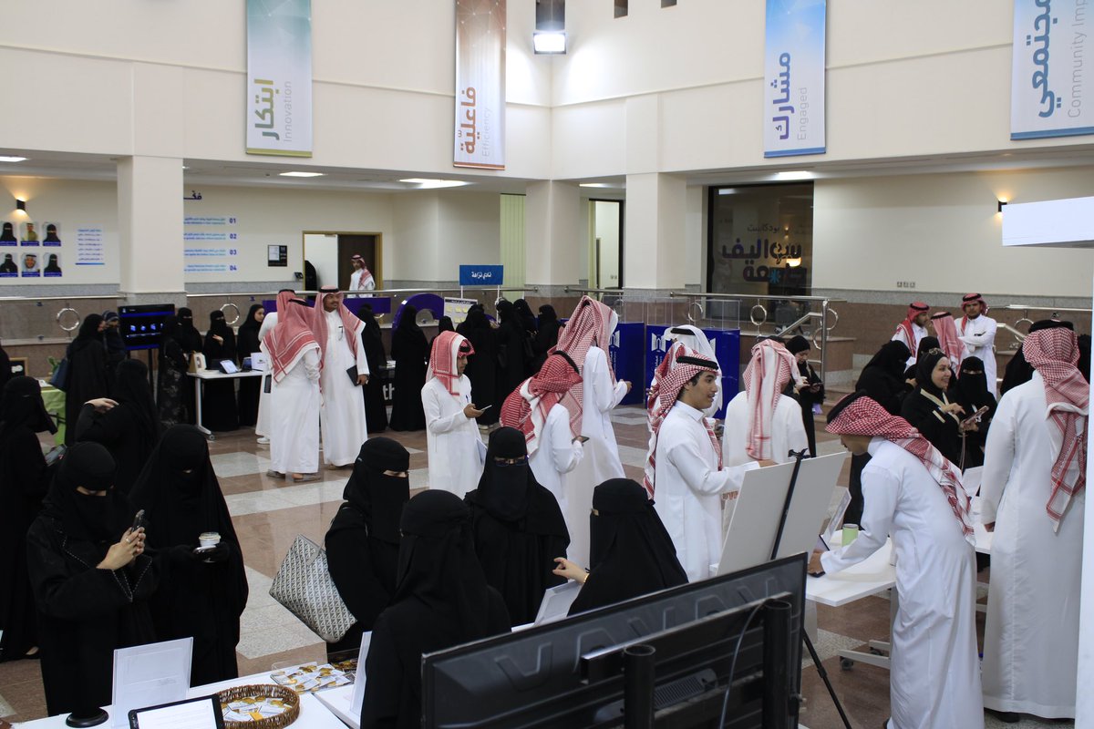 جانب من تفعيل #اليوم_العالمي_للقانون ⚖️
حيث التقى المعرض بالجلسة الحوارية في لوحة تنبض بالمعرفة وتزدان بمعاني العدالة،فيعلو صوت القانون راويًا قصص الحقوق مؤكدًا أن القانون رسالةٌ تُصان بها القيم وتُحفظ بها الكرامة🌟👨🏻‍⚖️.

تصوير الطلاب: 
- رواد الجهني 
- عبدالله العطوي