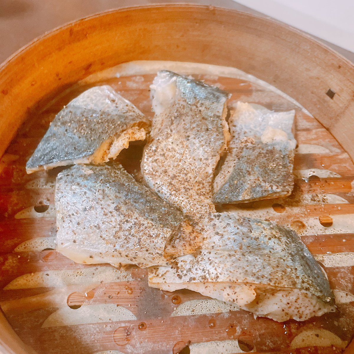 miryongjp's tweet photo. 厚揚げにチーズのせようと思ったら勝手に食べられてて💢
代わりにのせたクリームチーズが結果オーライ👍
昨日の残りの肉炒めも蒸して
冷凍庫にあった魚も蒸して

#おうちごはん
#晩ごはん https://t.co/1Obx8LrKDU