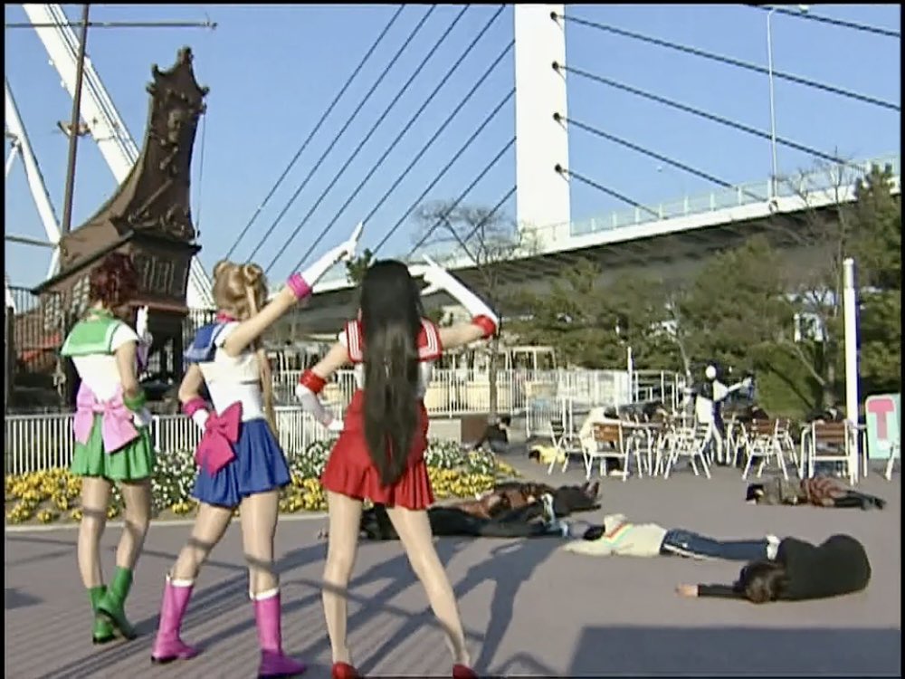 The scene where three Sailor Guardians transformed simultaneously in the episode 22 of the Live Action Sailor Moon was filmed in an amusement park, “Hakkeijima Sea Paradise”, Kanazawa Ward, Yokohama City, Kanagawa Prefecture.