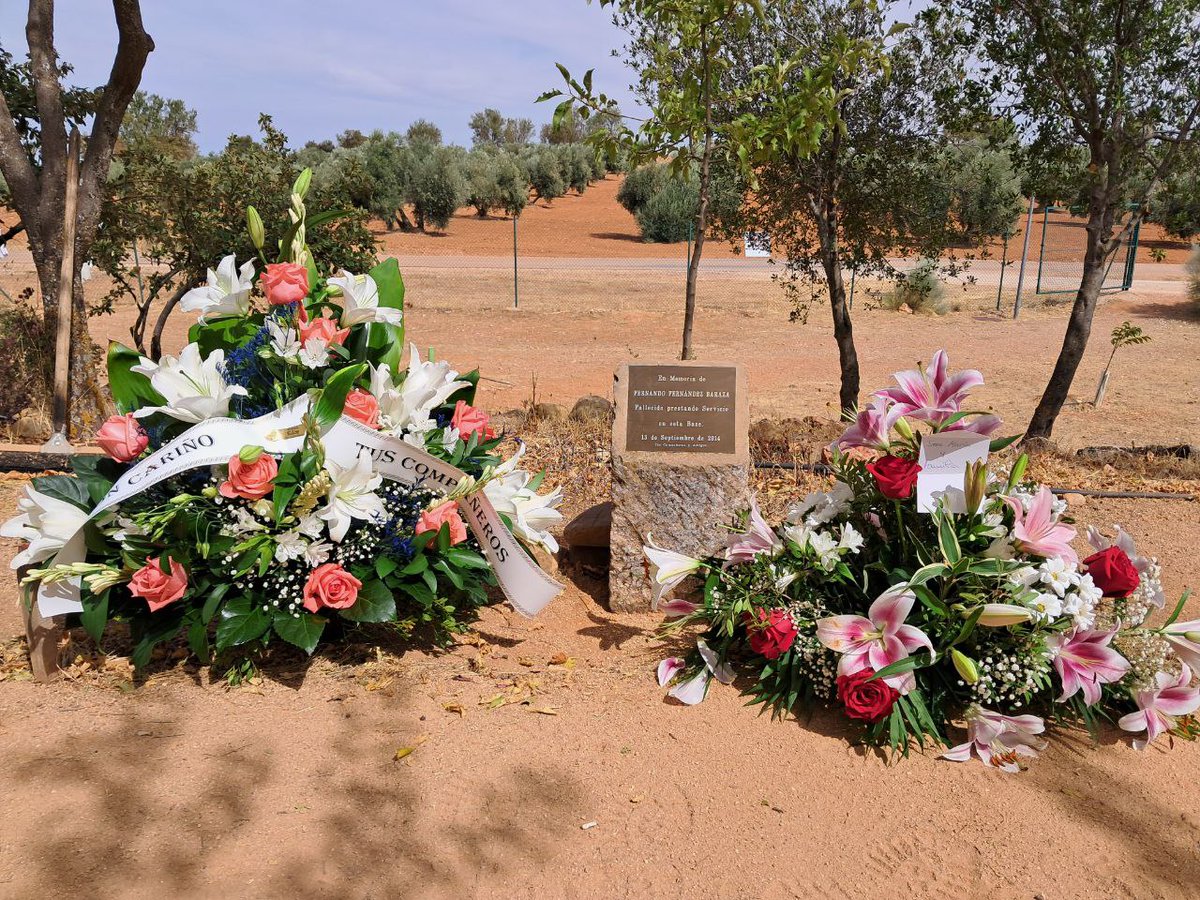 Plan_INFOCAM's tweet photo. Hace 11 años, el piloto Fernando Fernández perdió la vida en un accidente de helicóptero mientras participaba en la extinción del #IFAlmansa en #Albacete en 2014.

Hoy, los #BBFF de #INFOCAM le rendimos un emotivo homenaje en #Villarhermosa , #CiudadReal, en recuerdo de su compromiso y vocación de servicio.