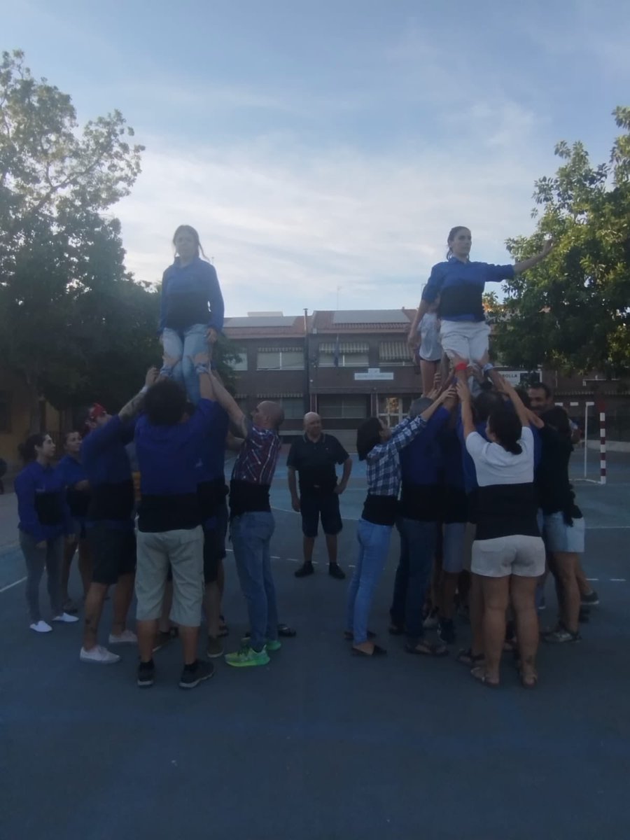 Primeres construccions al pati del CEIP Joaquin Sorolla 👏🏻👏🏻. Primer assaig de temporada amb moltes cares noves que vam aprofitar per repasar posicions i estructures bàsiques.

#Alacant #muixeranga #muixalacant #pinyablanciblava