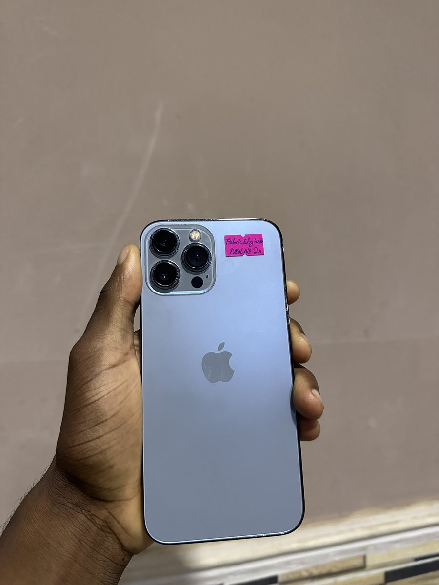 Deal ‼️ iPhone 13 pro max 128gb with 88%battery capacity! Screen changed and all parts are original! Face ID works great! 

N450,000
Please retweet🙏🏽❤️