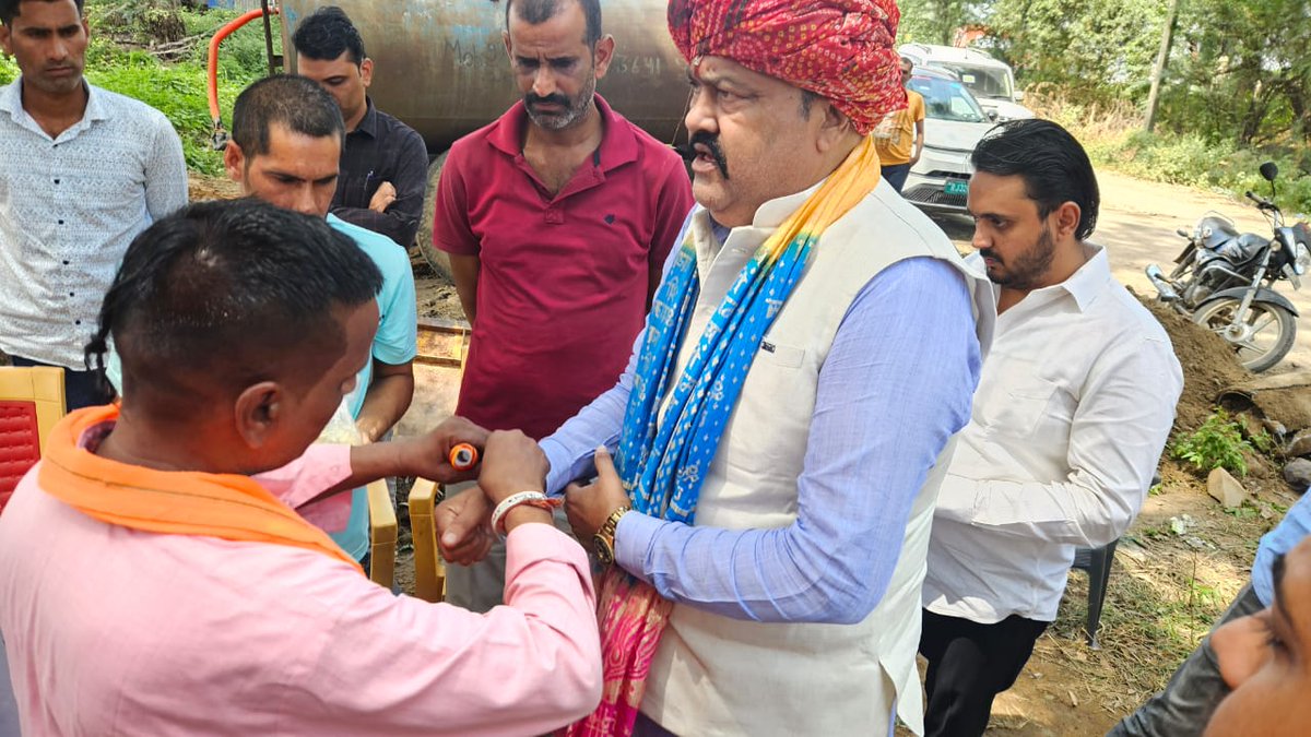 KotputliPatel's tweet image. आज पीला जोहड़ा सागटेंडा में थ्री फेस ट्यूबवेल की स्थापना के साथ विकास की दिशा में एक और महत्वपूर्ण कदम रखा गया।
इस पहल से मंदिर में श्रद्धालुओं को सुविधा मिलेगी और जोहड़ में पशु-पक्षियों को पानी की उपलब्धता से उनका जीवन भी सहज होगा।
#kotputli #कोटपूतली #hansraj_patel_kotputli