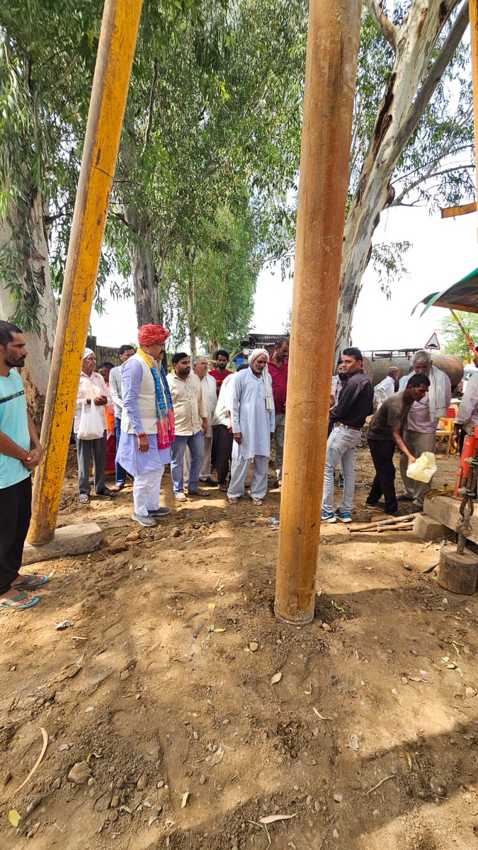 KotputliPatel's tweet image. आज पीला जोहड़ा सागटेंडा में थ्री फेस ट्यूबवेल की स्थापना के साथ विकास की दिशा में एक और महत्वपूर्ण कदम रखा गया।
इस पहल से मंदिर में श्रद्धालुओं को सुविधा मिलेगी और जोहड़ में पशु-पक्षियों को पानी की उपलब्धता से उनका जीवन भी सहज होगा।
#kotputli #कोटपूतली #hansraj_patel_kotputli