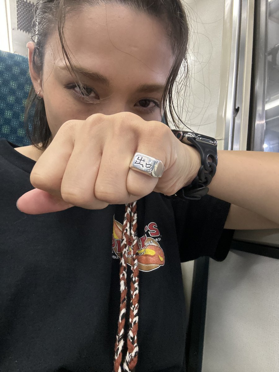 はい、デコに出口の印を押させていただきますね〜