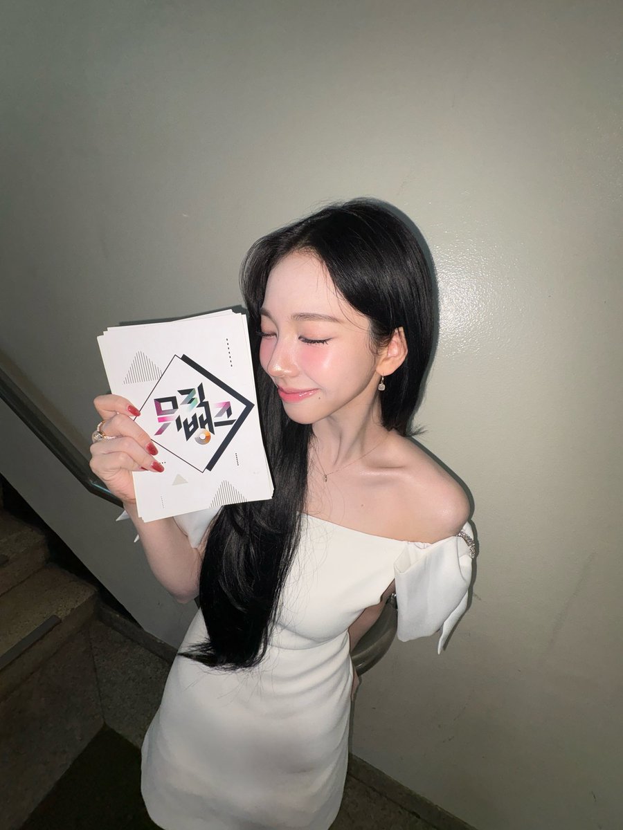 뮤뱅 MC 지민이 🤍