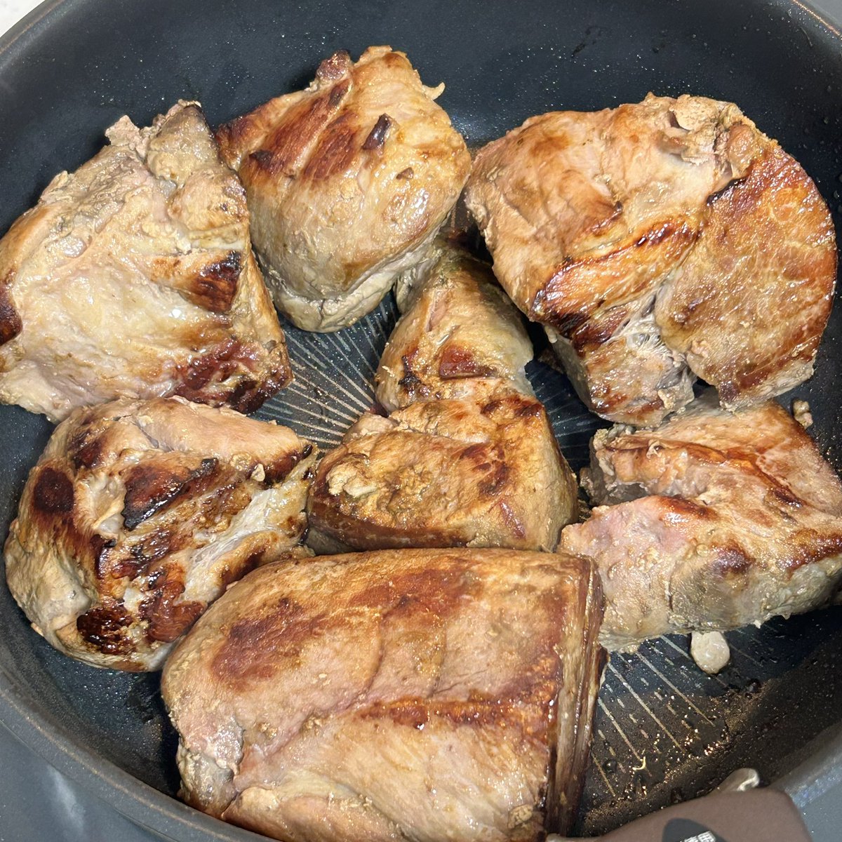 kaoru_ururu's tweet photo. 戦いは続く。

#低温調理がおわったら
#焼き目をつけて
#真空して
#やっと作業終了
#ビールもすすんでしまう〜😗😂 https://t.co/kbx6mMlhuI