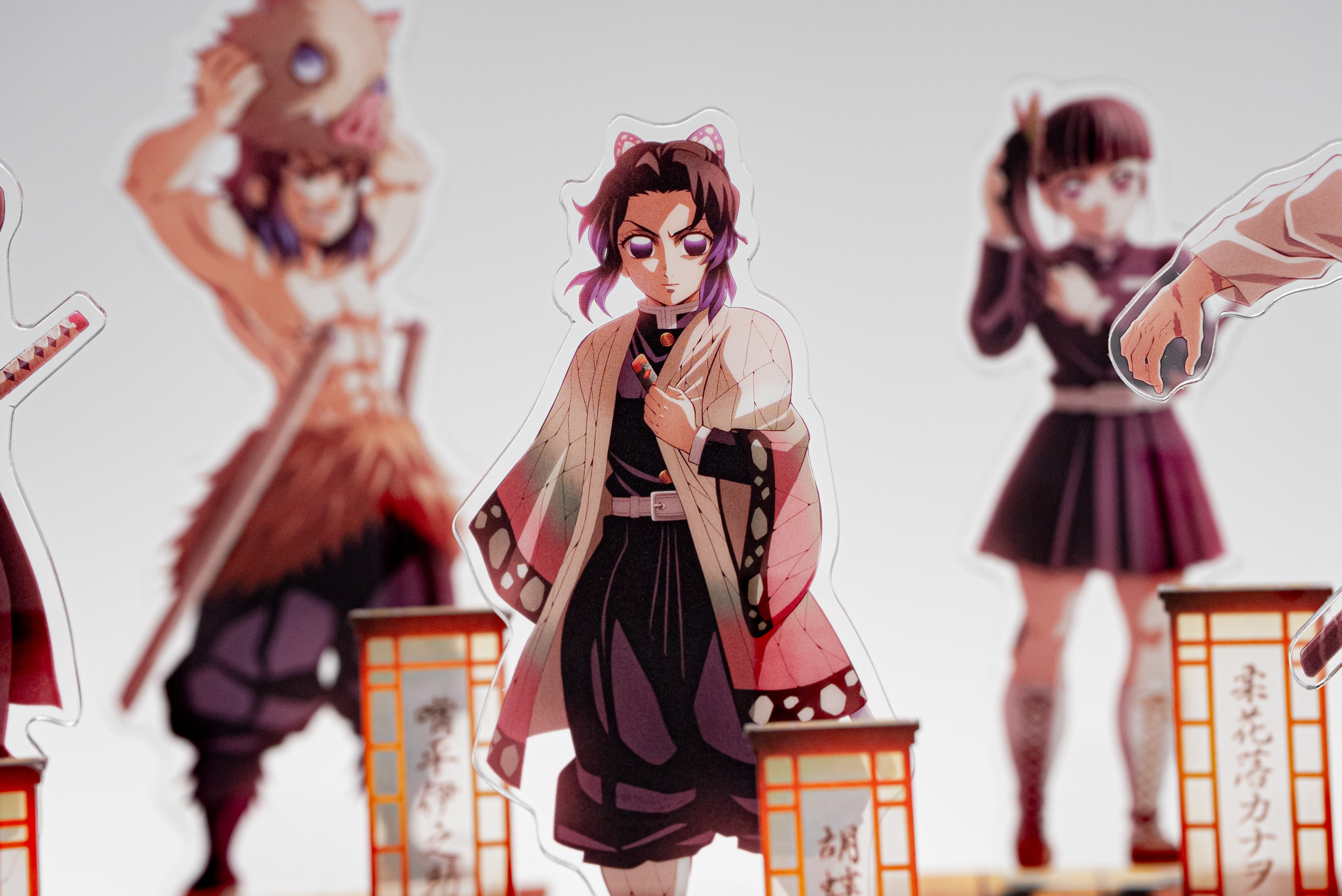 ୨୧鬼滅の刃୨୧童磨 ブロマイド 上弦集結 ufotable cafe④ キャラカード 童磨(ピースサイン) 「鬼滅の刃 刀鍛冶の里編