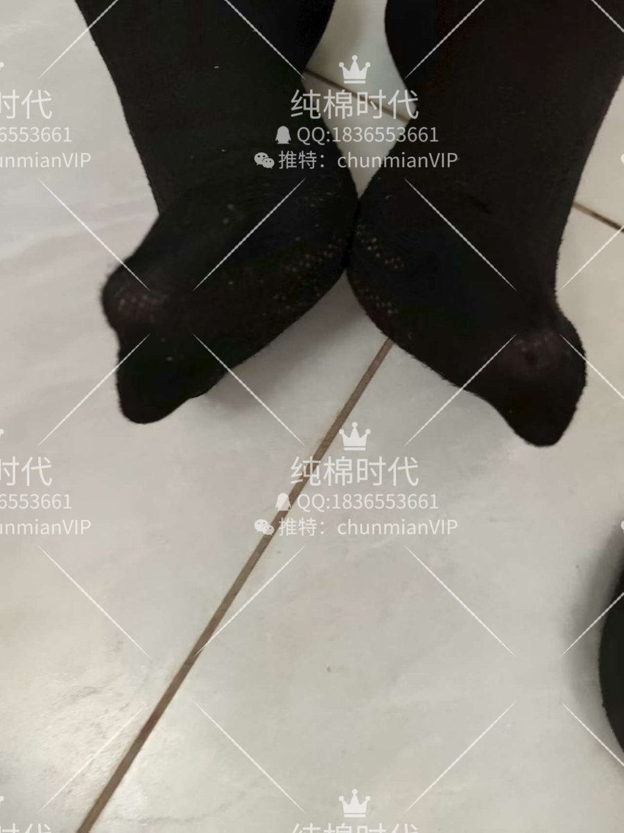 医院的九九每天在朋友圈吐槽遇到的各种奇葩，比如让病人等会，她去拿药就过来，结果一眨眼就不见人了，她四处去找才找到，甚至还自拍了一下细长的脖颈流出细细的汗水，而我看着她衣衫不整的样子，想的却是这次袜子上的汗水绝对充足吧，不知道能不要直接拧出水来