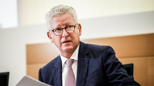 QuintenOckers's tweet photo. Hot take: Oost-Vlaanderen heeft de lijpste dorpspolitiek. 🔥🔥🔥
Wat denken jullie, @BPostiche en @OnnoVandewalle?
#DeCremGate #AalstCarnavalGate #HemelrijkGate #IkHoorWatJeZegtGate #ForzaNinoveGate #DeCrem #Aalter #Dhaese #Rousseau #Hafsa #VanBossuyt #ForzaNinove #Dhaeseleer https://t.co/6YYqR1ijPU