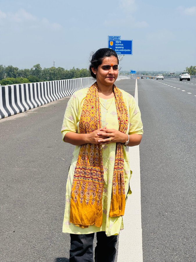 Redanajunjar_'s tweet photo. राष्ट्र प्रथम की भावना वाले संगठन से जुड़कर, छात्र हितों के लिए संघर्षरत @PoonamBhatis को कुछ लोग तुच्छ सोच के साथ ट्रोल कर रहे हैं।
लिखना बहुत कुछ है उनको खैर......छोड़ो
आप के साथ मारवाड़ है आप आगे बढो https://t.co/zr1gY7psAB