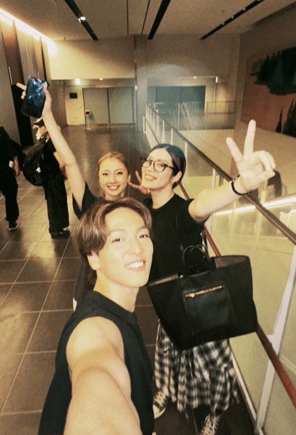 ha0212runa's tweet photo. 先週ですが、ダンス公演【凹凹コの咲】観劇！流石過ぎる存在感の直樹さん、輝くひかりん、爽やか軽やか渓くんと。プロデューサー、振付師の方、お世話になった方が沢山いらして刺激とパワー頂きました。
#神谷直樹 #畠中ひかり #水島渓 https://t.co/sjUa1mQo8o