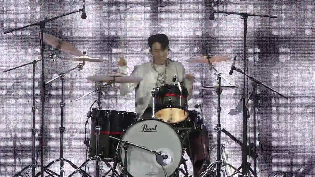 dokyeom on drums 😭