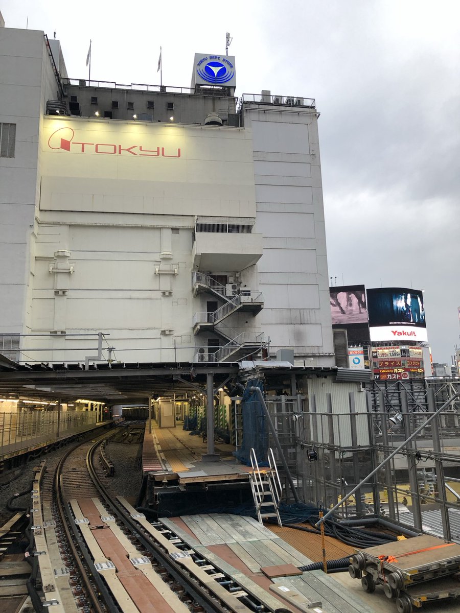 lovehamster11's tweet image. 渋谷に長いこと通勤してましたが、東急東横店の閉店と東横線が地下5階になるっていうのが一番驚きでした。
前の渋谷駅は暑くて、特に連絡通路がね。
地下ホームからはエスカレーター乗ってれば上まで着くので楽になりましたよ。
#プロジェクトX  #新プロジェクトX
