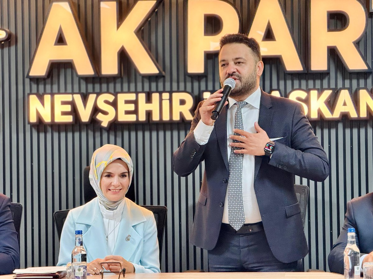 Aile ve Sosyal Hizmetler Bakanımız Sn.<a href="/MahinurOzdemir/">Mahinur Özdemir Göktaş</a> ve Bakan Yardımcılarımız Sn. <a href="/SayimMadak/">Dr. Sevim Sayım Madak 🇹🇷</a> ile Sn. <a href="/LemanYenigunAk/">Leman Yenigun</a>’ü, teşkilatımızla birlikte İl Başkanlığımızda ağırlamanın mutluluğunu yaşıyoruz.

Nevşehir’imizin yarınları adına yapılan bu kıymetli buluşmanın, yeni hizmet ve