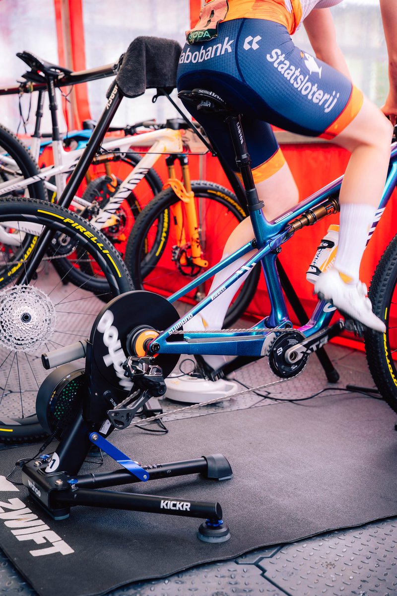 FenixDeceuninck's tweet image. @GoZwift Click &amp;amp; Cog warm-up for Puck Pieterse and ready to go now! 

#FenixDeceuninck #GoZwift #Valais2025 🌈