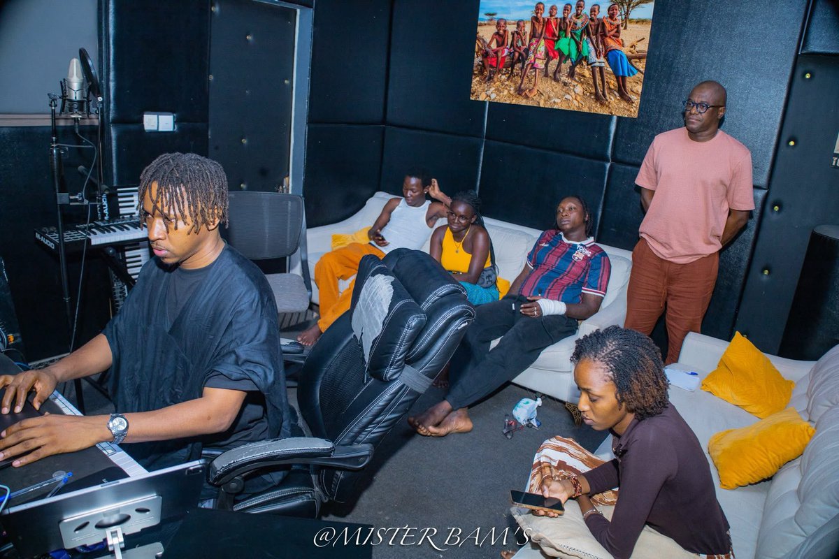 Les nuits blanches du studio continuent. Nous avons fait le point sur les 8 chansons enregistrées et refait des séances de voix et d’écoute. Avec Young Bg Officiel, Malakey - Officiel, Maimouna Soumbounou, N'tin Dite Lah Diabaté et le beatmaking de Desiign On Da Track