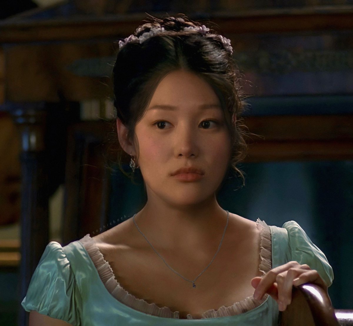 sophiebaek_'s tweet image. Activity: Free Day

While Mrs. Sophie Baek Bridgerton has married into a well off family &amp;amp; surprisingly was in possession of a very hefty dowry, she prefers light simple fabrics suited for the countryside &amp;amp; routinely dresses her hair with fresh flowers 🌸

#SophieWeek 💚🎀 Day 6