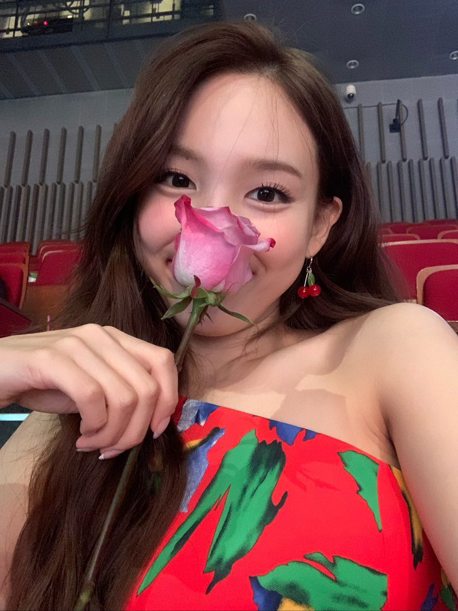 imnayeonarchive's tweet photo. https://t.co/bpfvOO5qh3